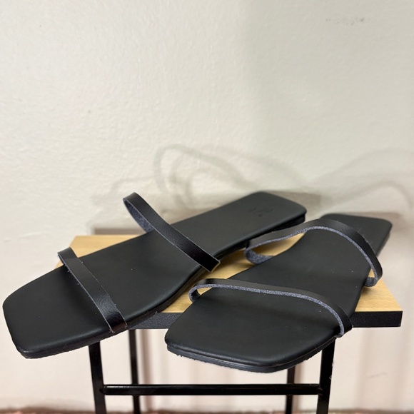 3/$10⚡️GAP Black Leather Strap Minimalistic Square Toe Slip-on Sandal Size 9 - Picture 4 of 10